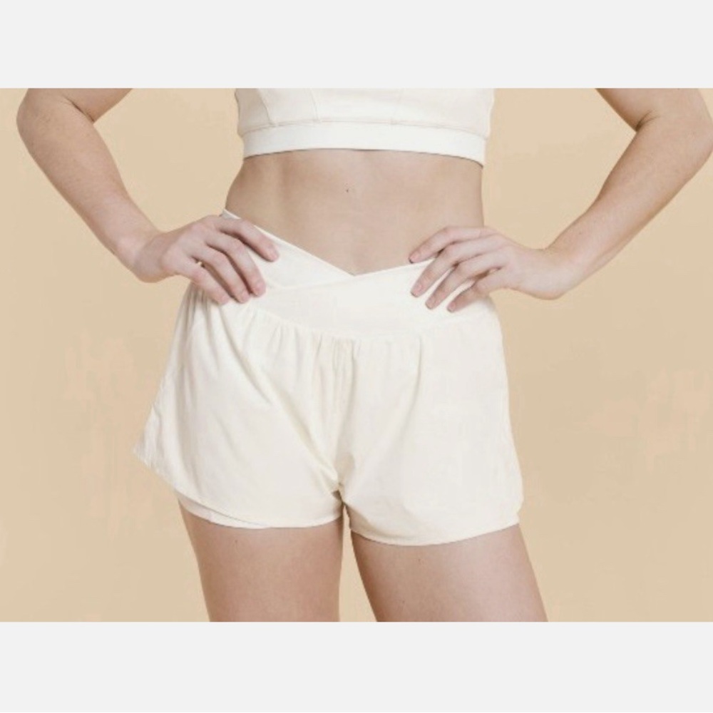 Blogilates Criss Cross Run Short Woven Mid-Rise Shorts 3.25" Cream Sugar Swizzle